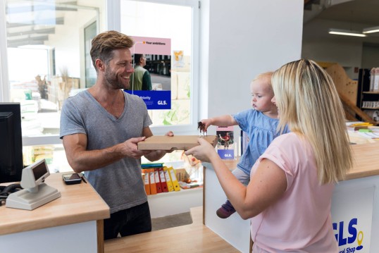 Privatkunde gibt ein Paket im PaketShop auf