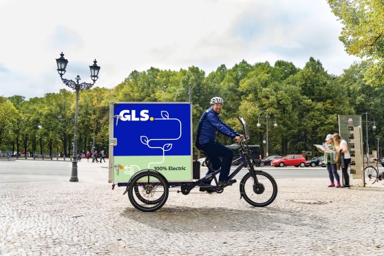 Zustellfahrer-auf-einem-GLS-Lastenfahrrad 