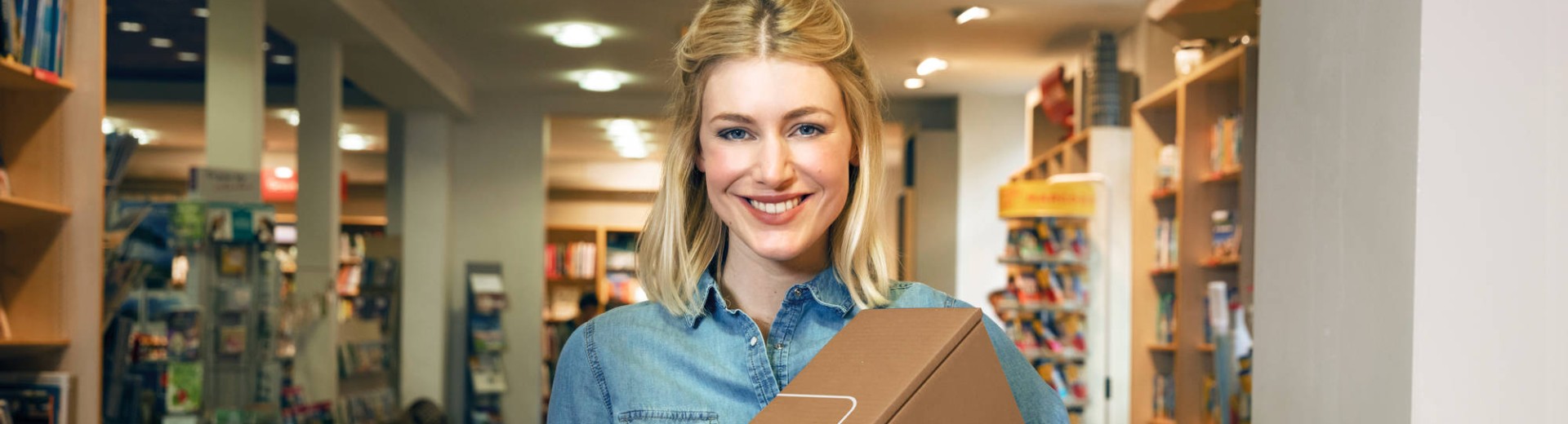 Frau mit Paket