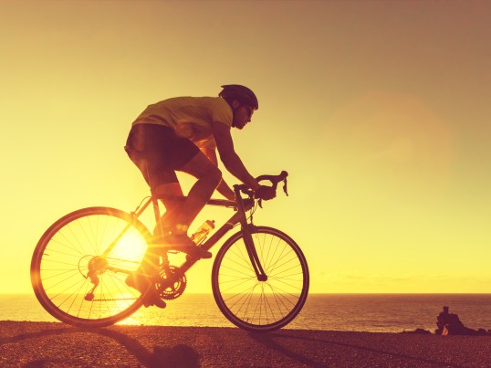 Radfahrer-vor-einem-gelben-Hintergrund