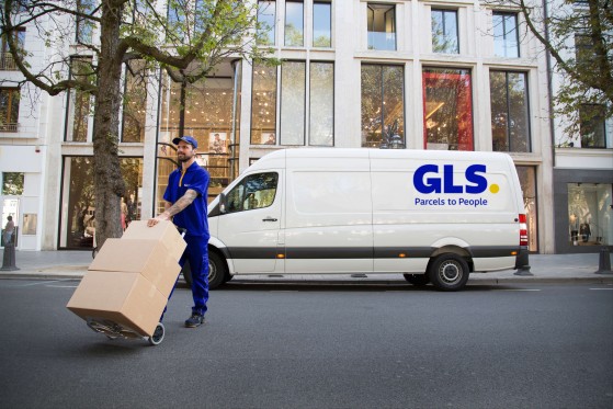 GLS bestelwagen rijdt weg na zijn levering binnen de Atomium