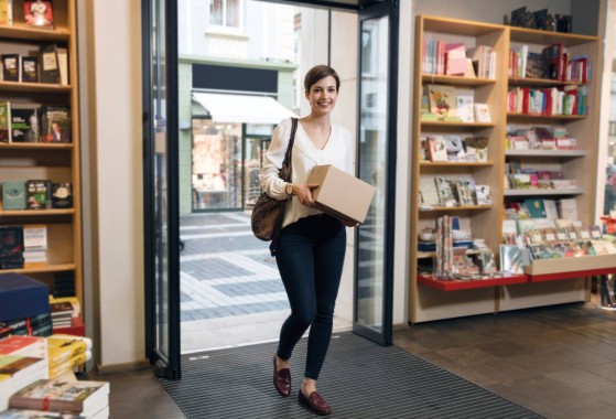 Blije GLS-klant brengt pakje naar GLS Parcel Shop