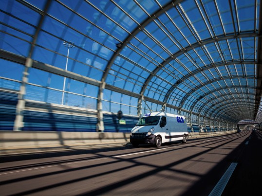 Camionnette traversant un pont en Europe.