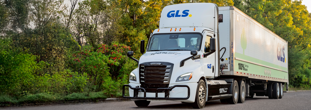 Une livreuse effectuant des livraisons de colis en milieu urbain.