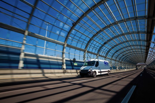 GLS Zustellfahrzeug fährt durch einen Tunnel