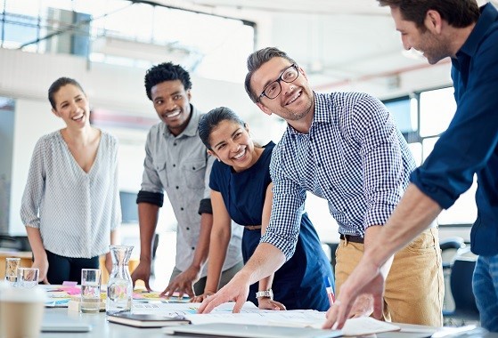 Menschen bei der Arbeit im Büro