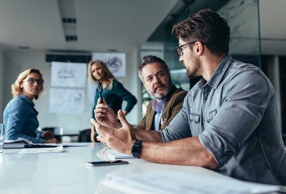 Vier Personen in einem Business Meeting