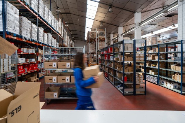 Empleada de GLS Spain Fulfilment con paquetes