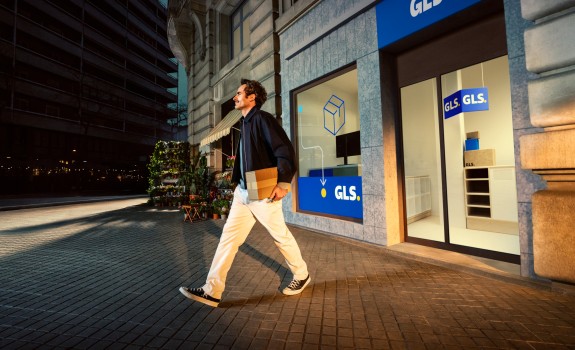 Asiakas GLS pakettipisteessä