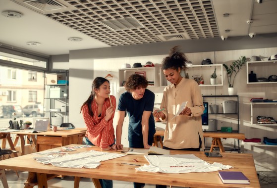 GLS-Team an einem Distributionszentrum für Fracht und Pakete 