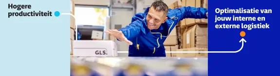 Vrolijke depotmedewerker pakt een pakje