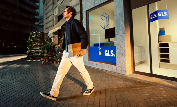 Man loopt uit een Parcel Shop