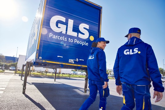 GLS-medewerkers buiten bij een depot en trailer