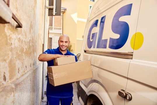 Een vrachtwagen van GLS bij een depot in Vianen