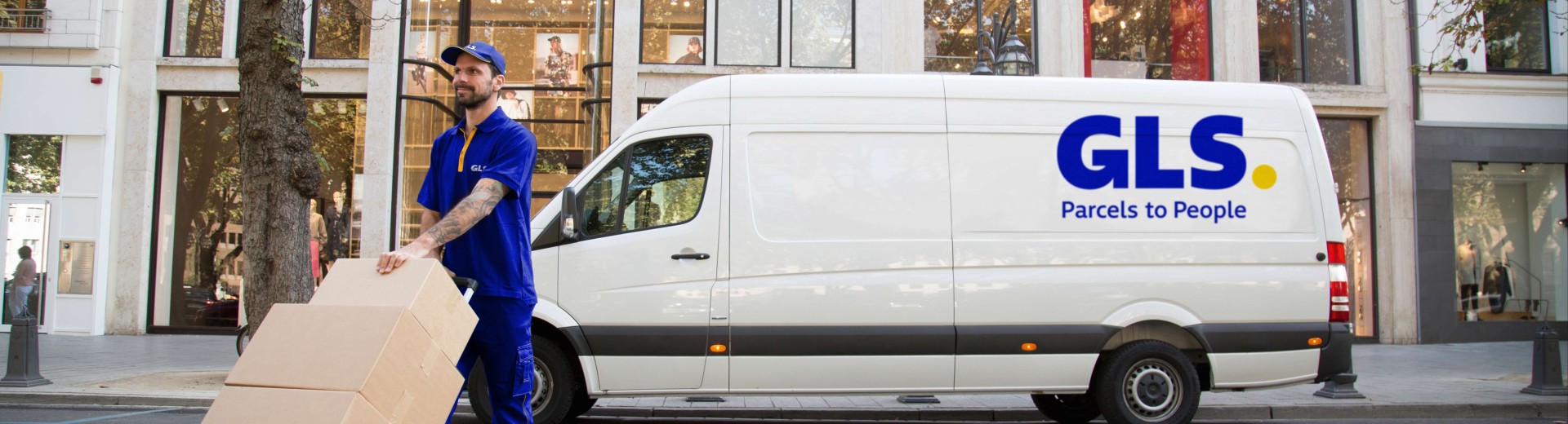 Distribuidor da GLS junto à carrinha de entregas na cidade, com o logótipo da GLS 